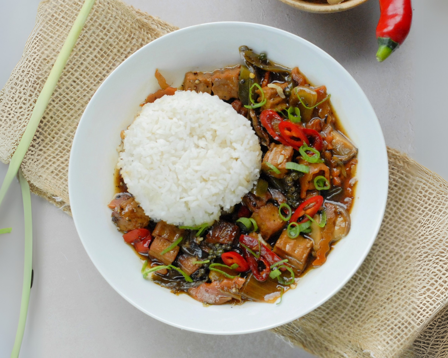 Phad Prig Thai Dum: Tofu in Zwarte Pepersaus